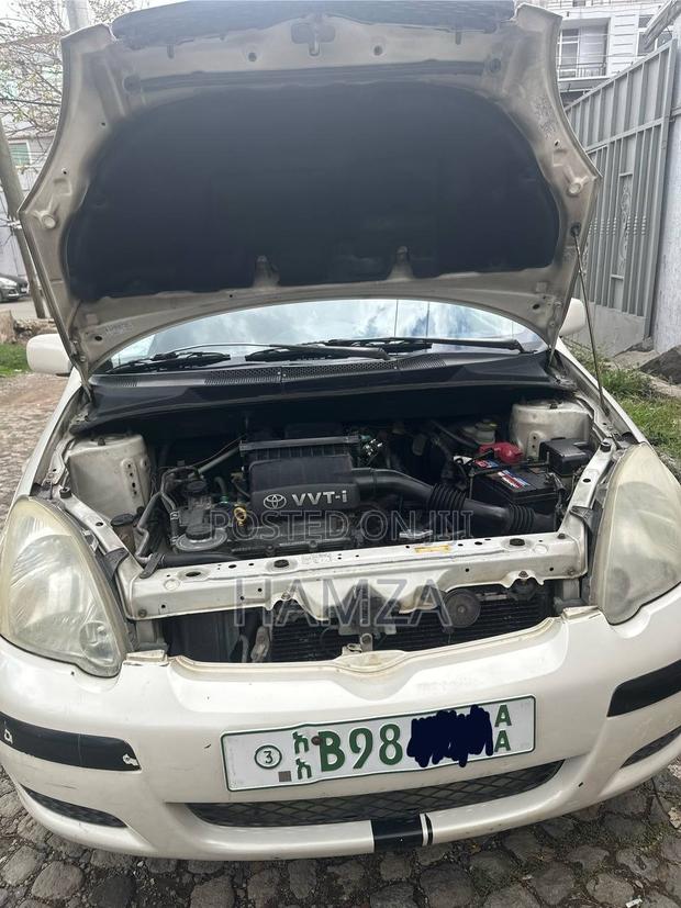 Toyota Vitz 2004 White