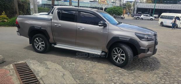 Toyota Hilux 2017 Gray