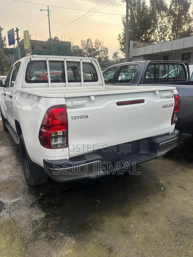 New Toyota Hilux 2023 White