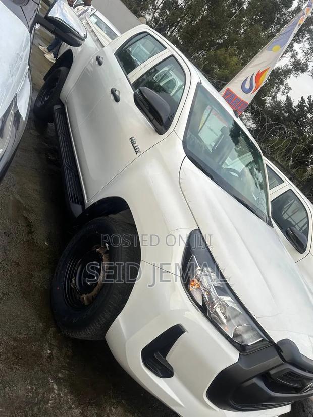 New Toyota Hilux 2023 White