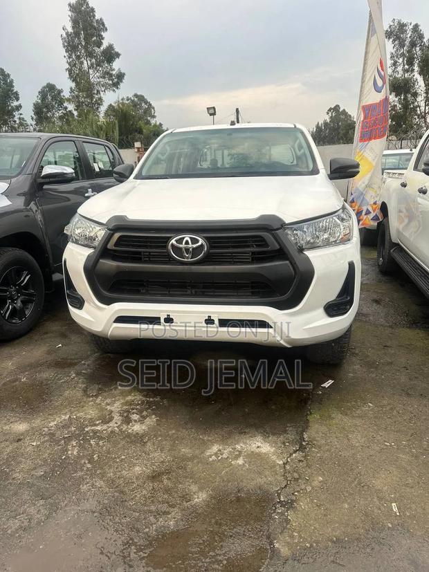 New Toyota Hilux 2023 White