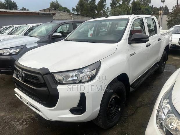 New Toyota Hilux 2023 White