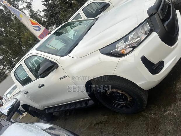 New Toyota Hilux 2023 White