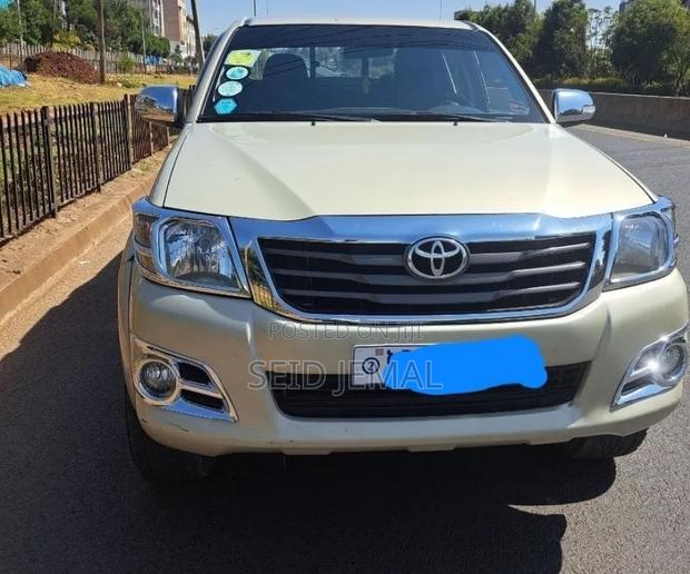 Toyota Hilux 2012 Silver