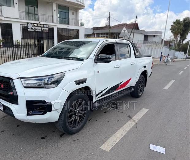 Toyota Hilux 2022 White