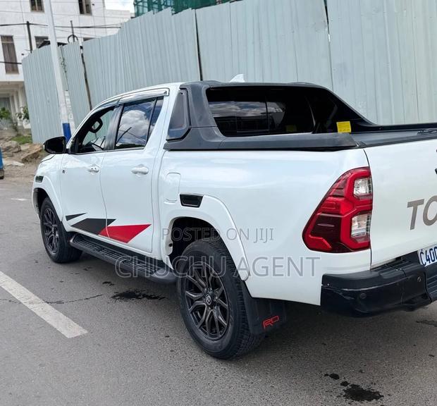 Toyota Hilux 2022 White
