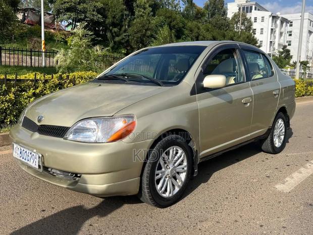 Toyota Platz 2001 Gold
