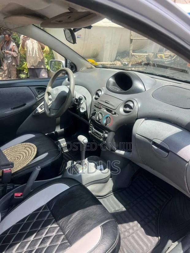 Toyota Platz 2001 Gold
