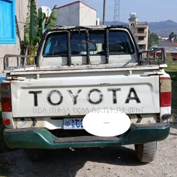 Toyota Hilux 1998 Ivory