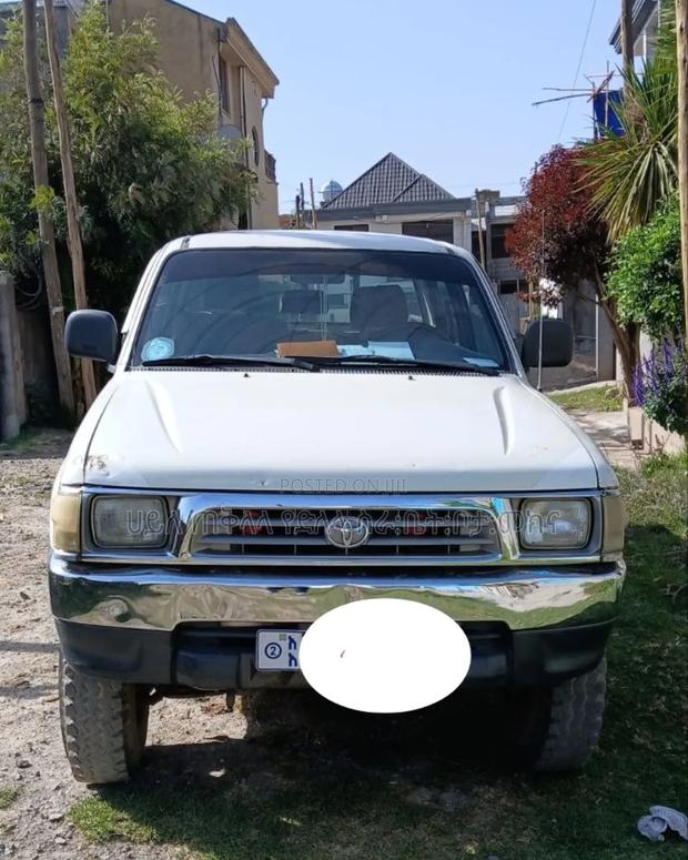 Toyota Hilux 1998 Ivory
