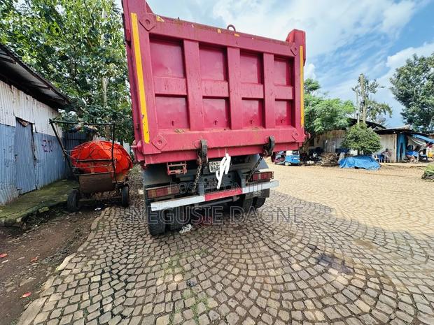 Sinotruk Howo 2025 Red