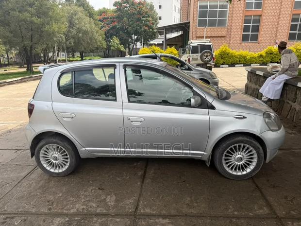 Toyota Vitz 2001 Silver