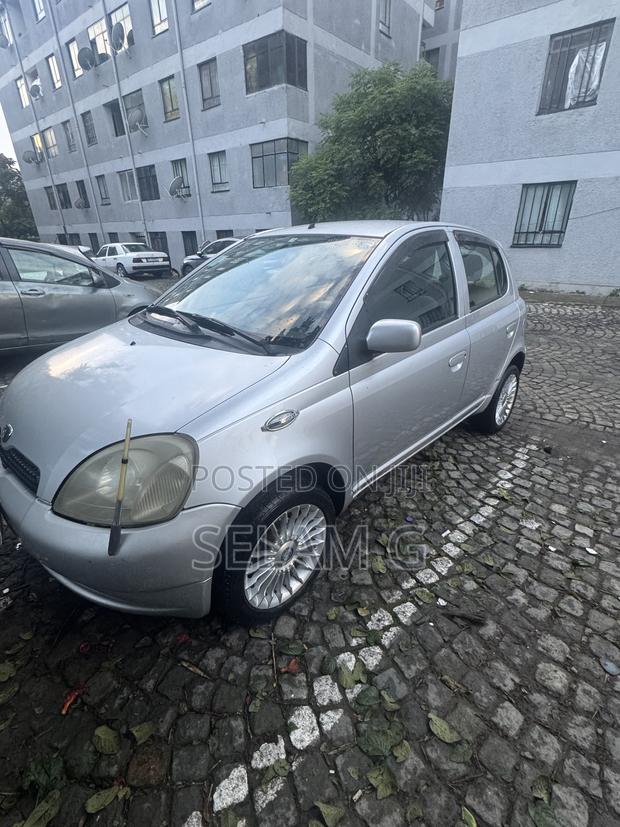 Toyota Vitz 2001 Silver