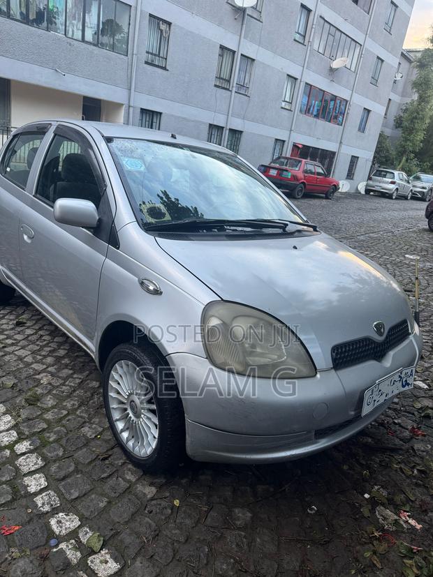 Toyota Vitz 2001 Silver
