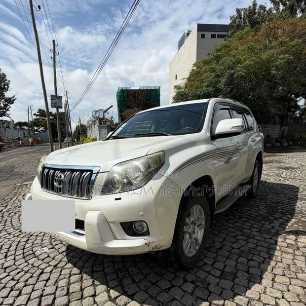 Toyota Land Cruiser Prado 2011 Off white