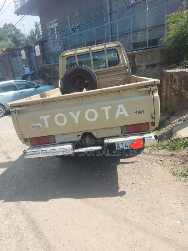 Toyota Land Cruiser 2011 Gold