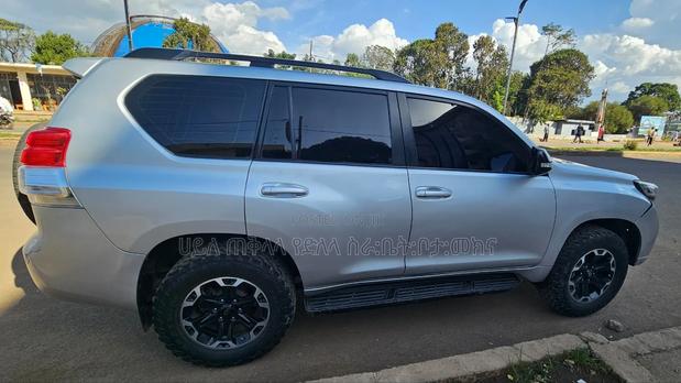 Toyota Land Cruiser Prado 2011 Silver