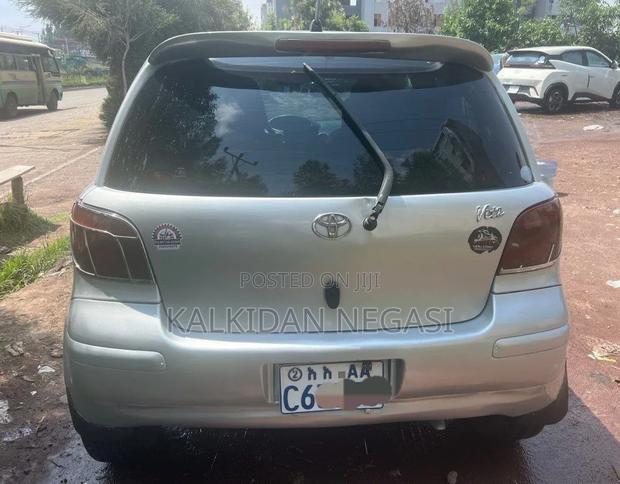 Toyota Vitz 2004 Silver