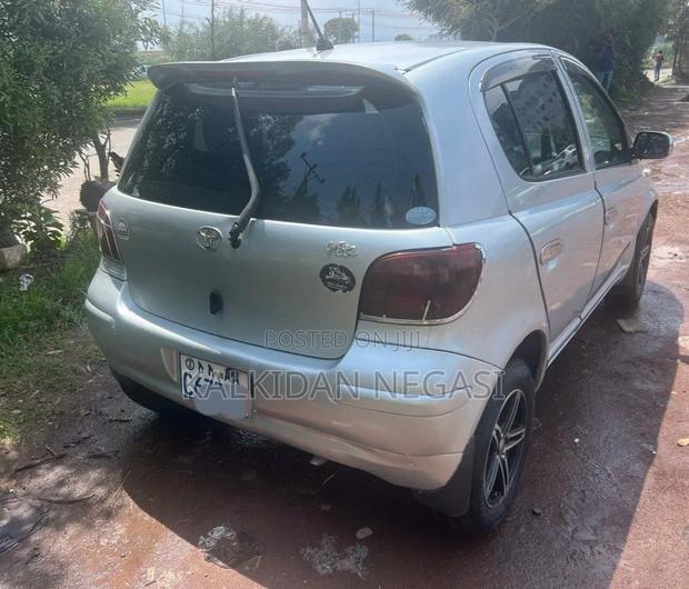 Toyota Vitz 2004 Silver