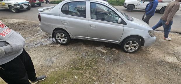 Toyota Platz 2000 Silver