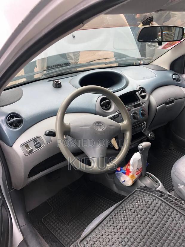 Toyota Vitz 2000 Silver