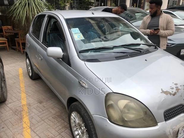 Toyota Vitz 2000 Silver