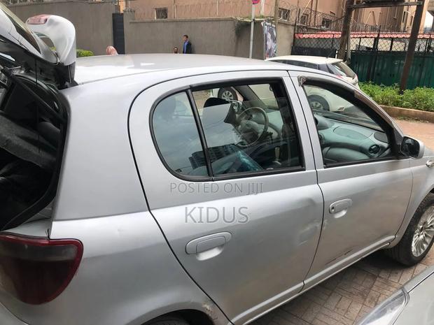 Toyota Vitz 2000 Silver