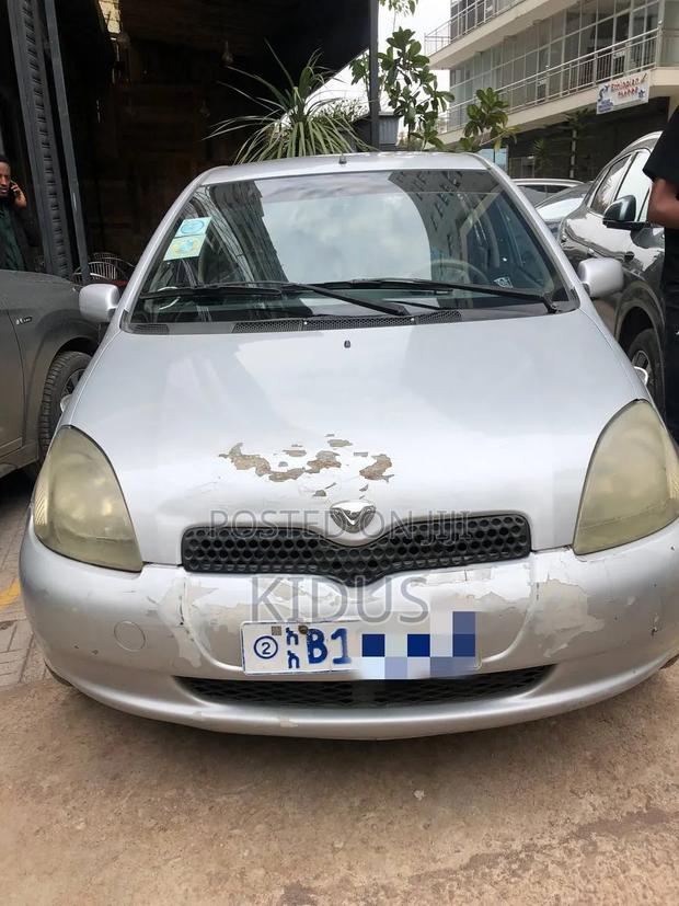 Toyota Vitz 2000 Silver