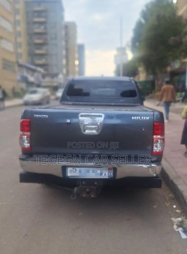 Toyota Hilux 2013 Black