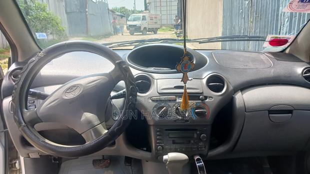 Toyota Vitz 2001 Silver