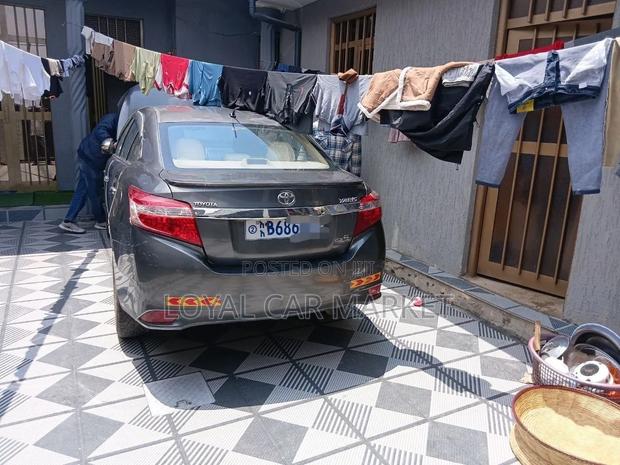 Toyota Yaris 2016 Gray