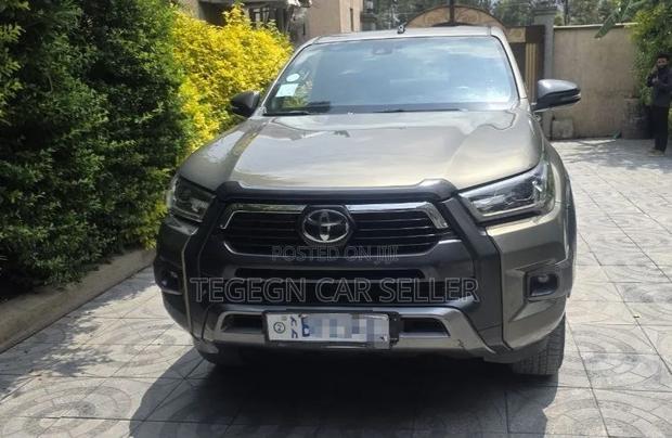 Toyota Hilux 2021 Gray