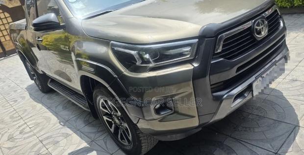 Toyota Hilux 2021 Gray