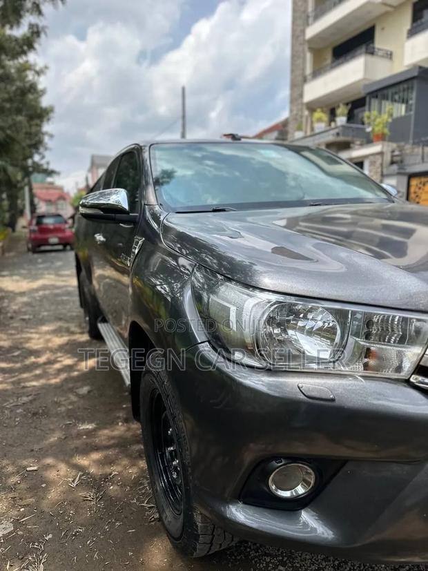 Toyota Hilux 2017 Gray