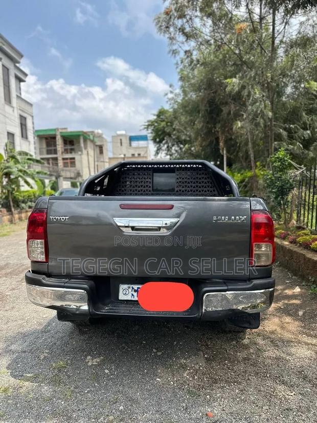 Toyota Hilux 2017 Gray