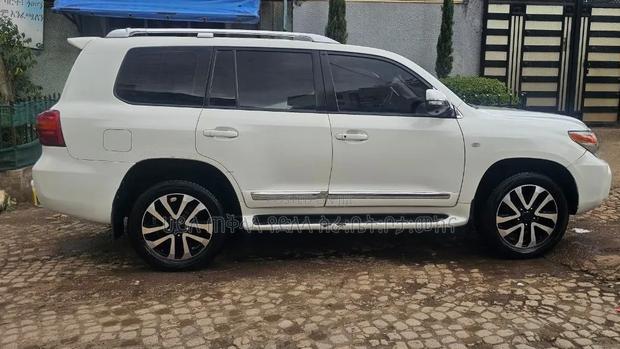 Toyota Land Cruiser 2011 Off white