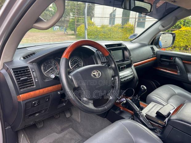 Toyota Land Cruiser 2011 Silver