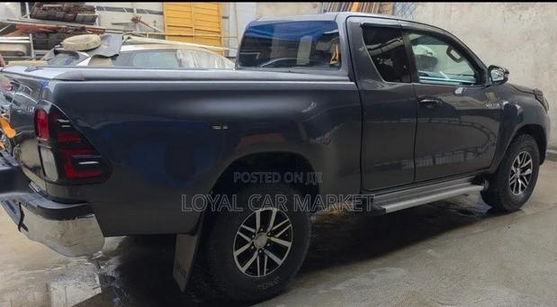 Toyota Hilux 2016 Gray