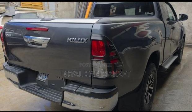 Toyota Hilux 2016 Gray