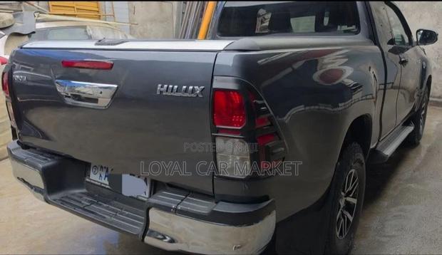 Toyota Hilux 2016 Gray