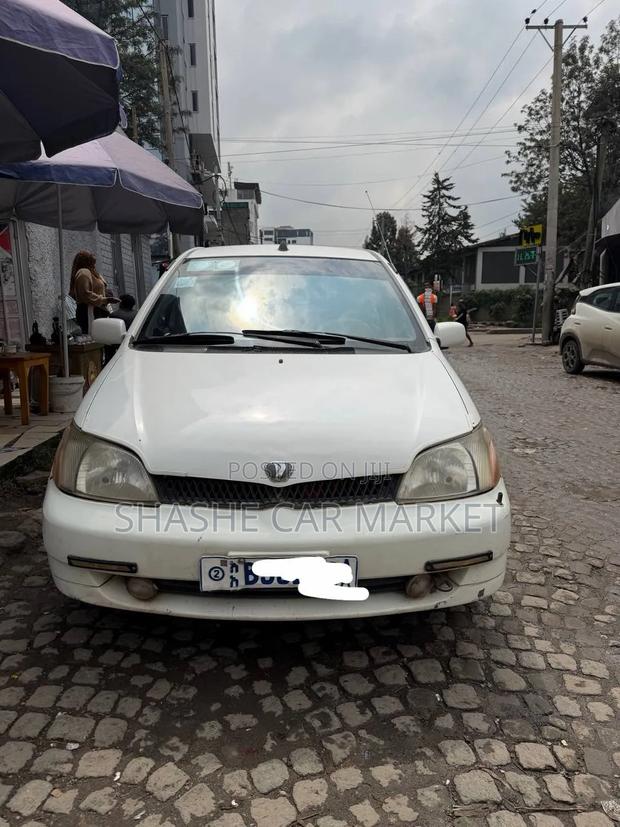 Toyota Platz 2001 White