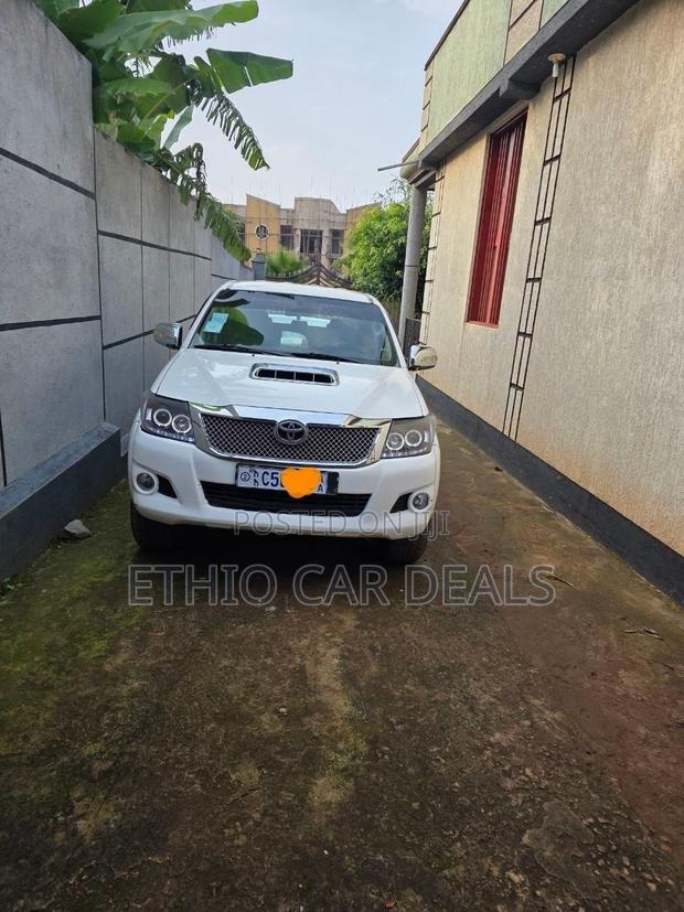 Toyota Hilux 2011 White