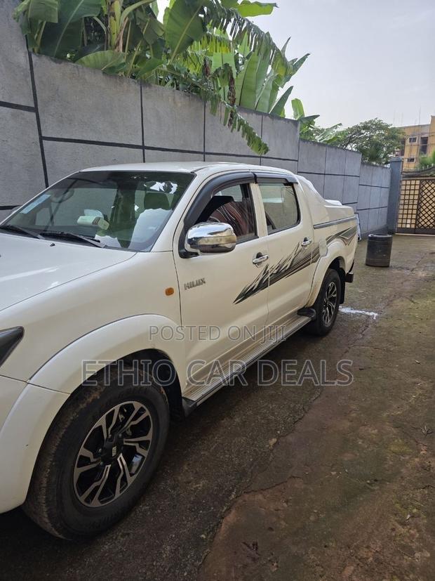 Toyota Hilux 2011 White