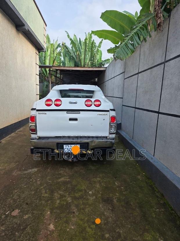 Toyota Hilux 2011 White