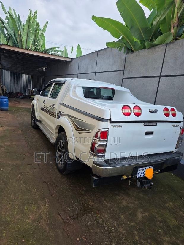 Toyota Hilux 2011 White