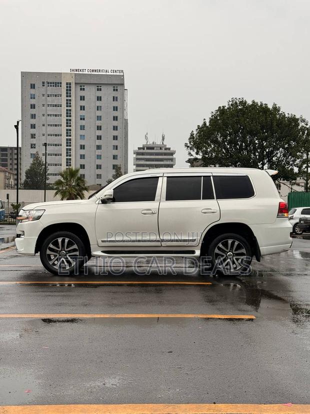 Toyota Land Cruiser 2012 White