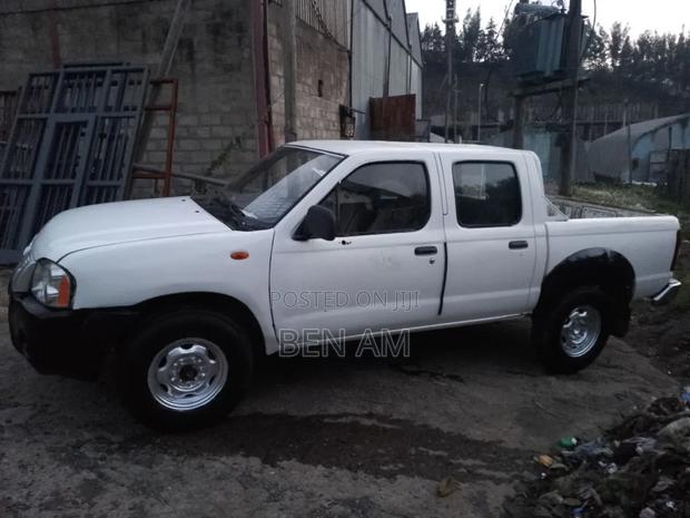 Nissan Hardbody 2003 White