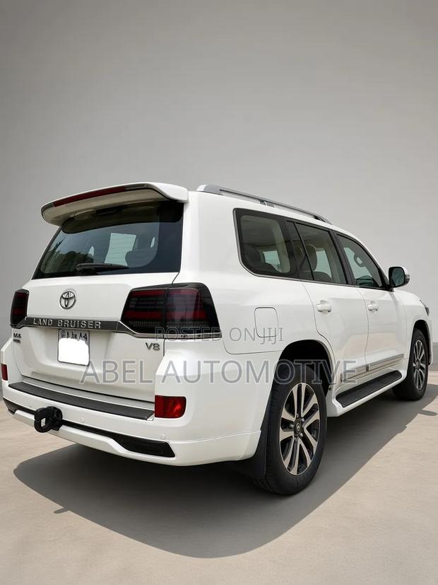 Toyota Land Cruiser 2012 White