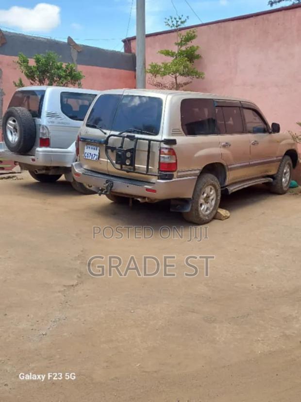 Toyota Land Cruiser 2004 Gold