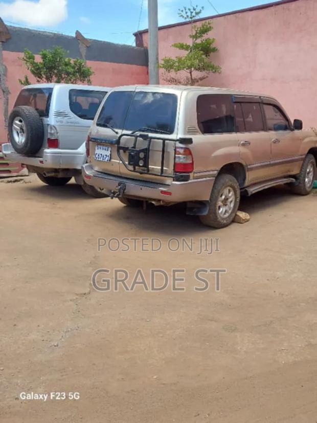 Toyota Land Cruiser 2004 Gold